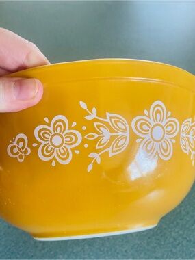 Pyrex Butterfly Gold Mixing Bowl